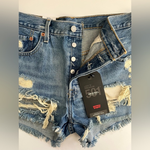 Levi’s | NWT 501 Original High Rise Distressed Denim Shorts - Picture 5 of 9